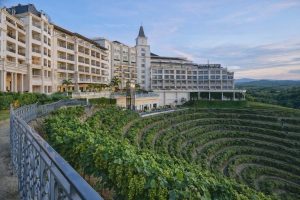 Twin Lakes Hotel