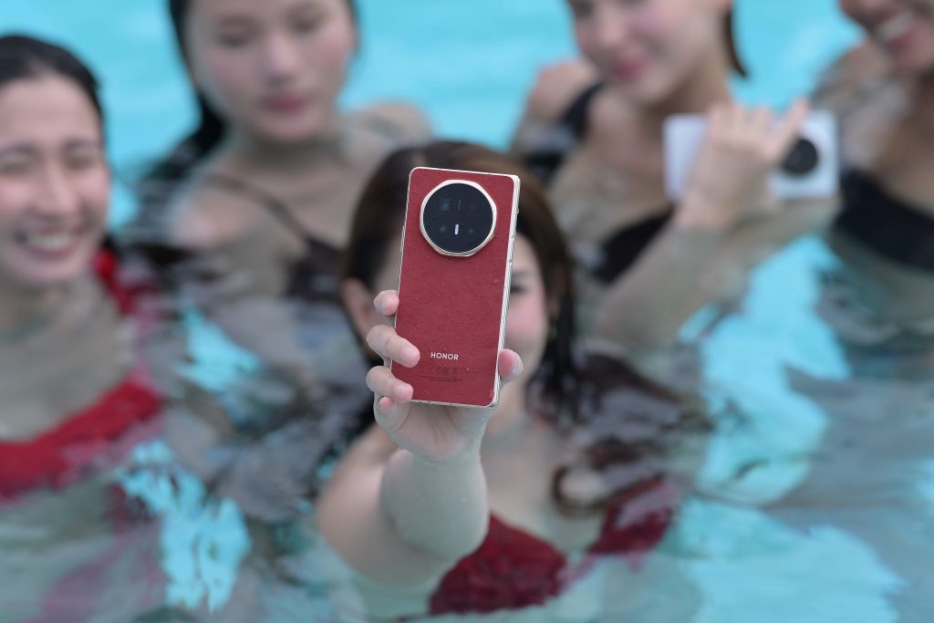 HONOR Magic V6 